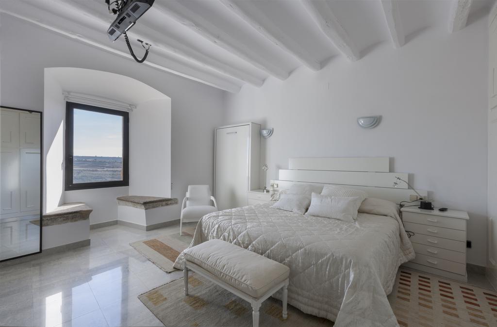 Castell De Fonolleres Villa Room photo